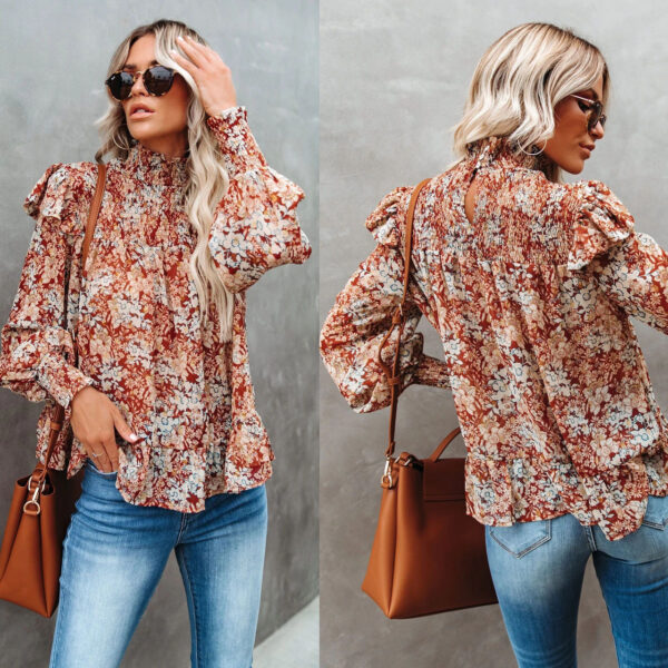 Top con cuello vuelto plisado y pequeño estampado floral con abertura boho